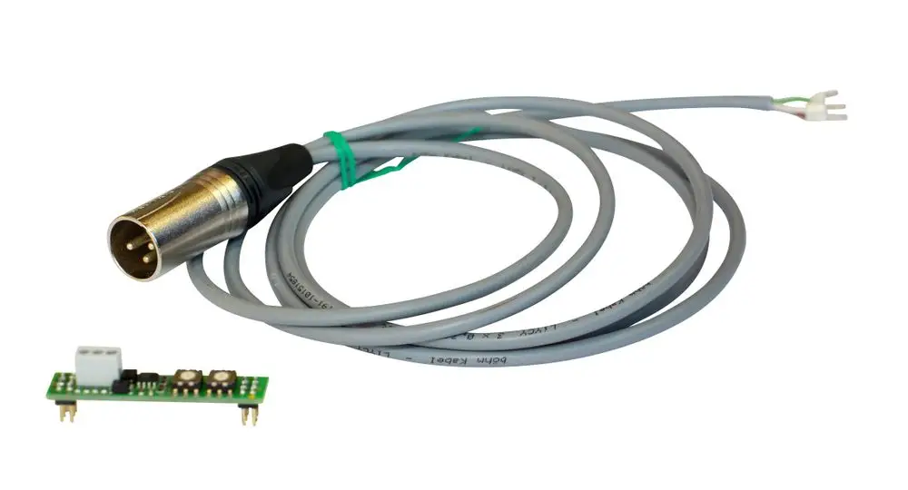 XLR-Kabel mit Stecker, verbunden mit einer elektronischen Platine. Teil eines DMX Einsteckmoduls von Grünbeck zur Signalübertragung in der Lichttechnik.